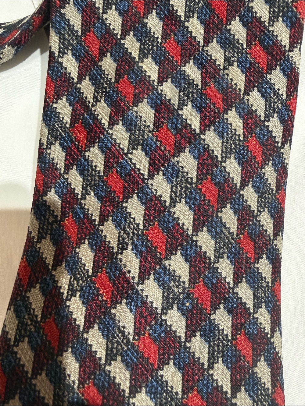Vintage Fendi Men’s Patterned 100% Silk Tie in Red, Navy & Gray, Italy - Picture 6 of 6